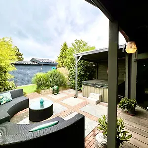 https://cozy-chalet-with-sauna-jacuzzi-and-yard-near-amsterdam.zandvoort-hotels.com